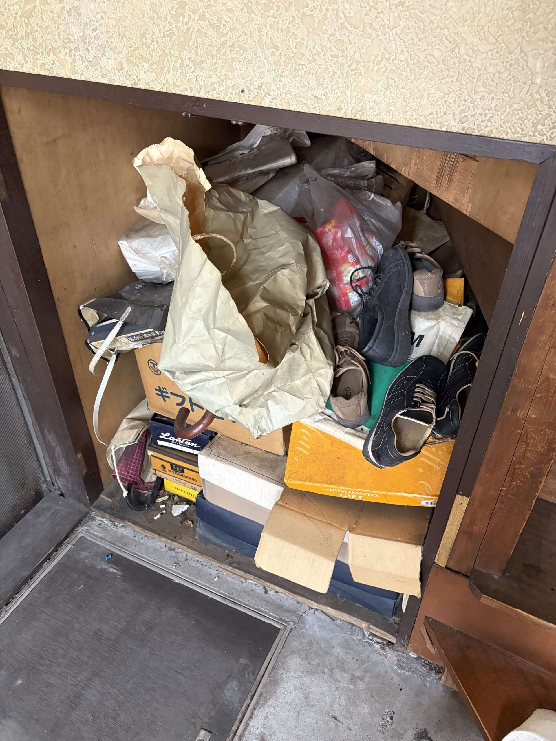 東京都江東区での靴箱の遺品整理・生前整理前(A様)