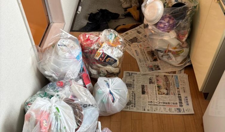 厚木市での玄関の不用品回収前(A様)