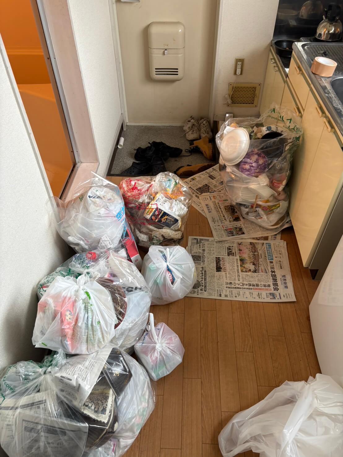 厚木市での玄関の不用品回収前(A様)