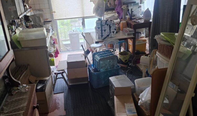 千葉県八千代市でのダイニングキッチンのゴミ屋敷(猫屋敷)片付け前(C様)