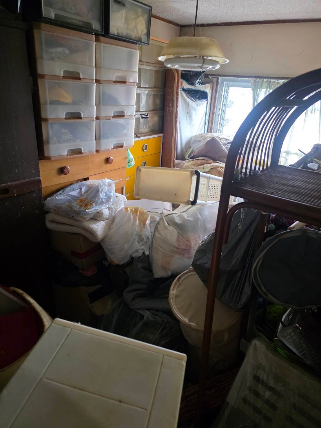 千葉県八千代市での寝室のゴミ屋敷(猫屋敷)片付け前②(C様)