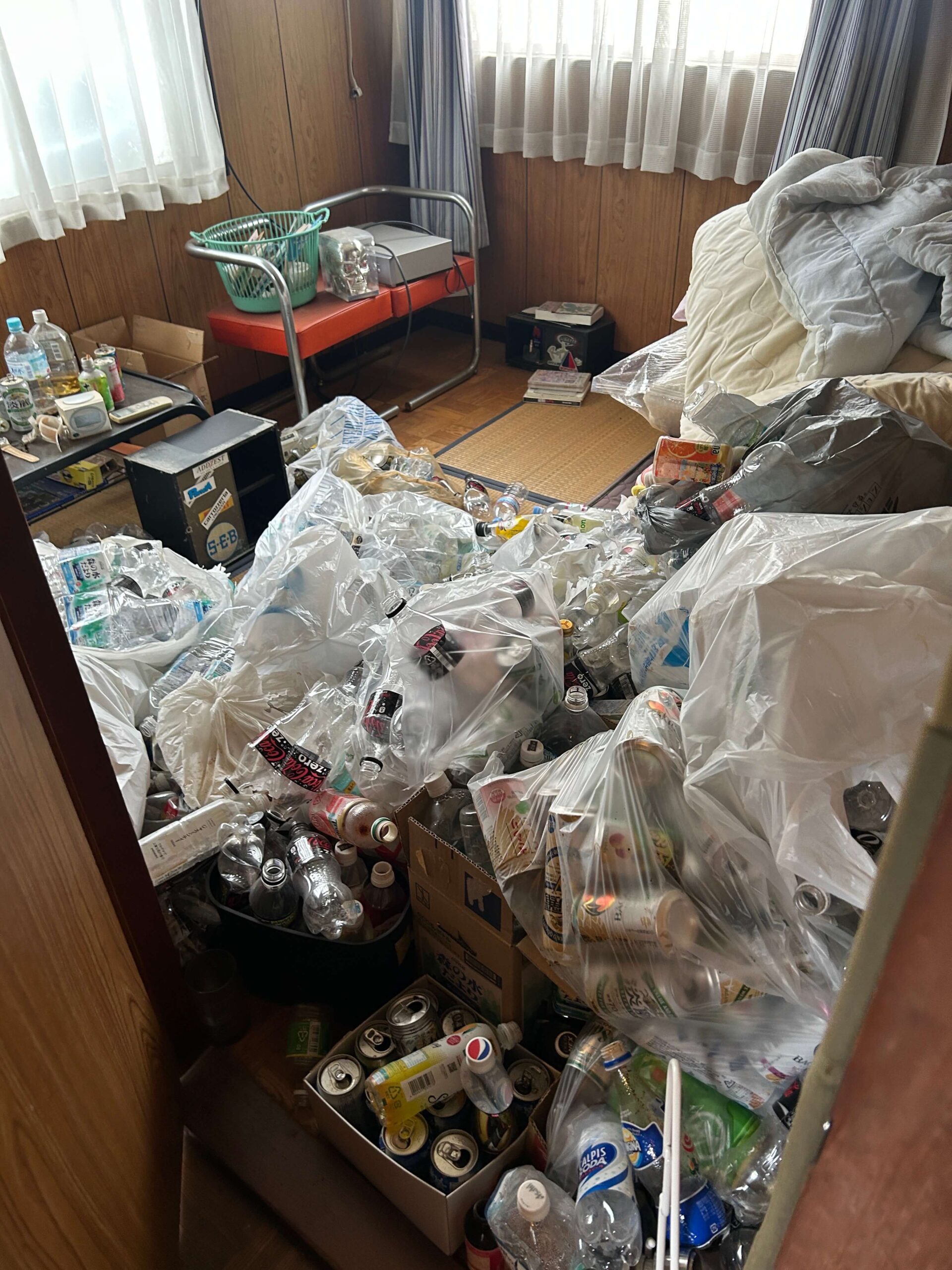 千葉県鎌ケ谷市での寝室のゴミ屋敷片付け前