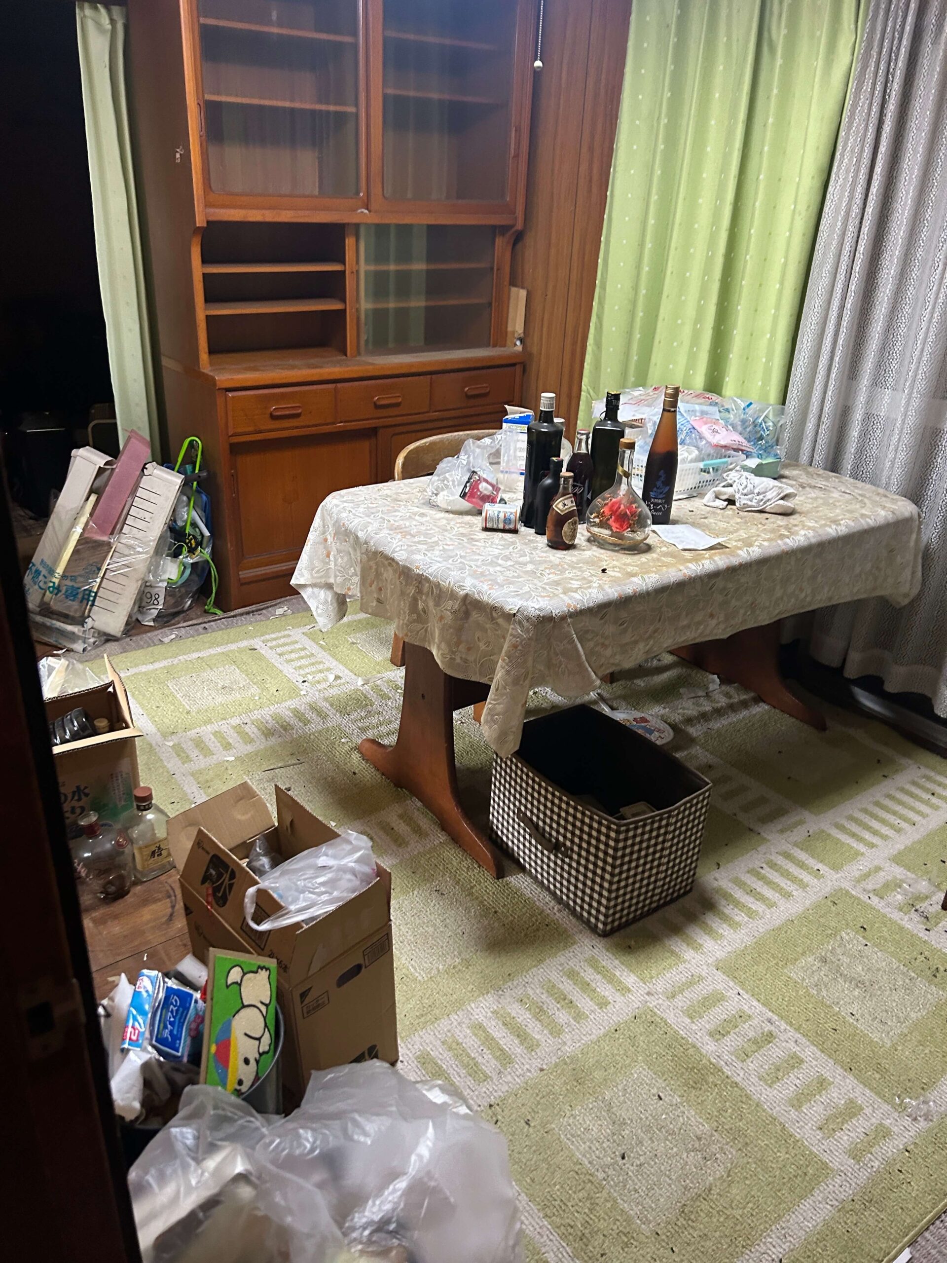 千葉県鎌ケ谷市でのダイニングのゴミ屋敷片付け前
