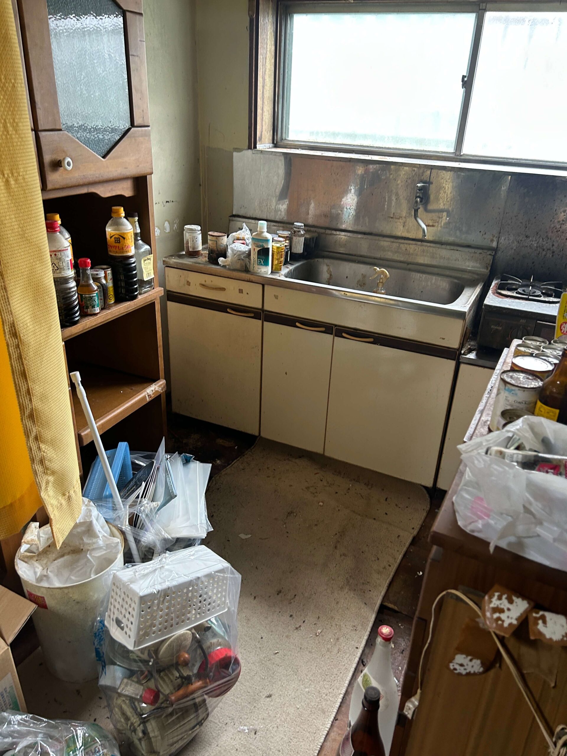 千葉県鎌ケ谷市での台所のゴミ屋敷片付け前