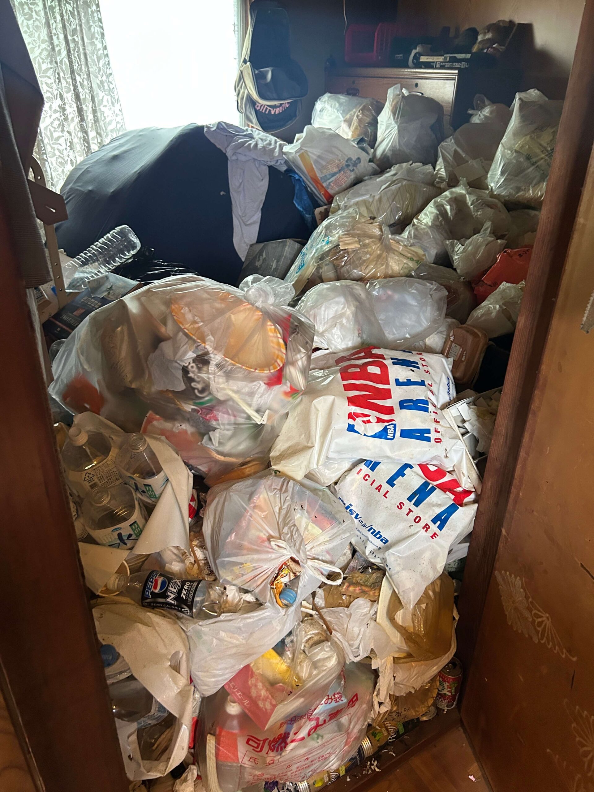 千葉県鎌ケ谷市での居間のゴミ屋敷片付け前