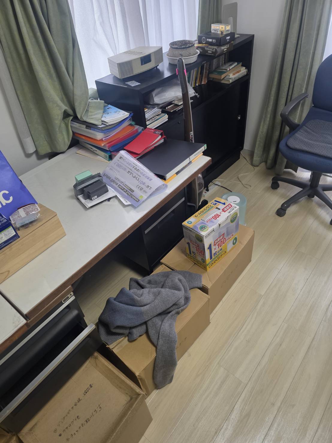 千葉県鎌ケ谷市での引っ越しに伴うオフィスデスクの不用品回収前